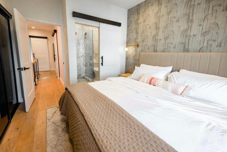Podróż od Estetyki do Funkcjonalności: Praktyczny Przewodnik po Tekstyliach Hotelowych