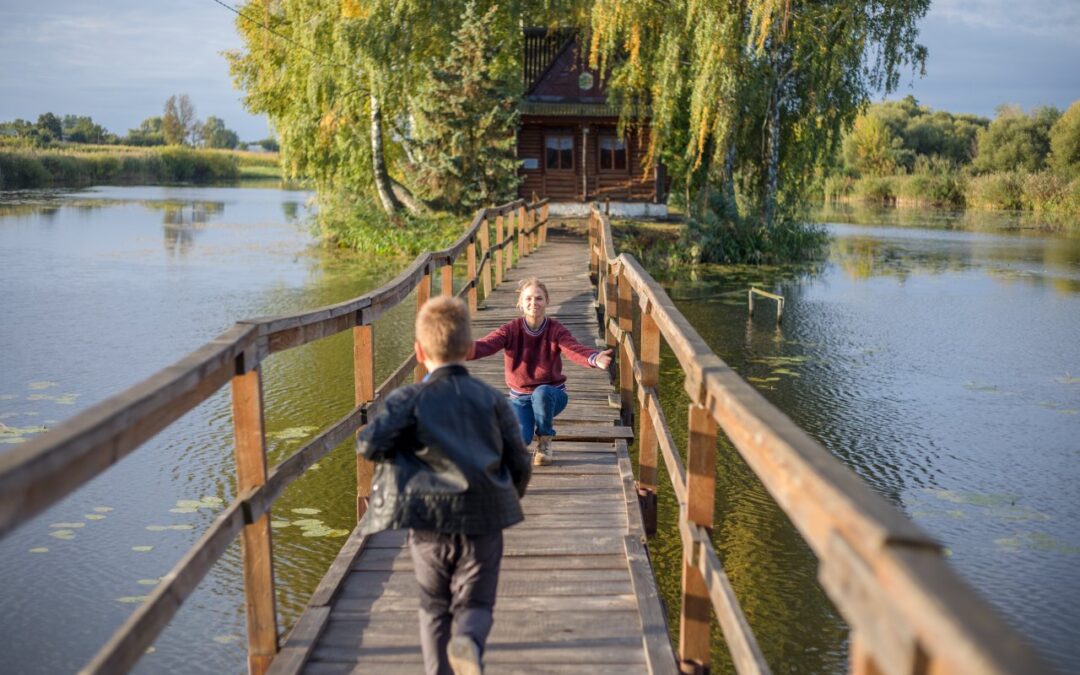 Wycieczka edukacyjna na Kaszuby. Jak ułożyć trasę przez muzea, skanseny i miejsca związane z regionalną kulturą?